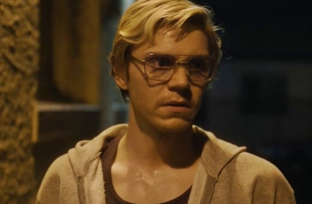 Evan Peters transforms into Jeffrey Dahmer in first look at new